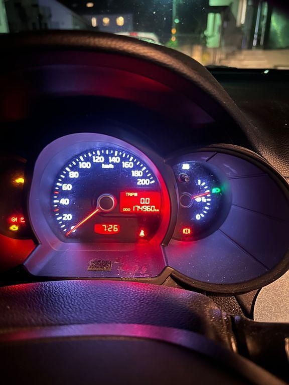 Rot Gebraucht 2014 Kia Picanto Attract Kleinwagen | 2.500 € (Guter Preis) - Bild 1/4