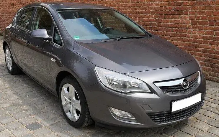 Używany Opel Astra 115 KM (84 kW) 2010 Szary Hatchback