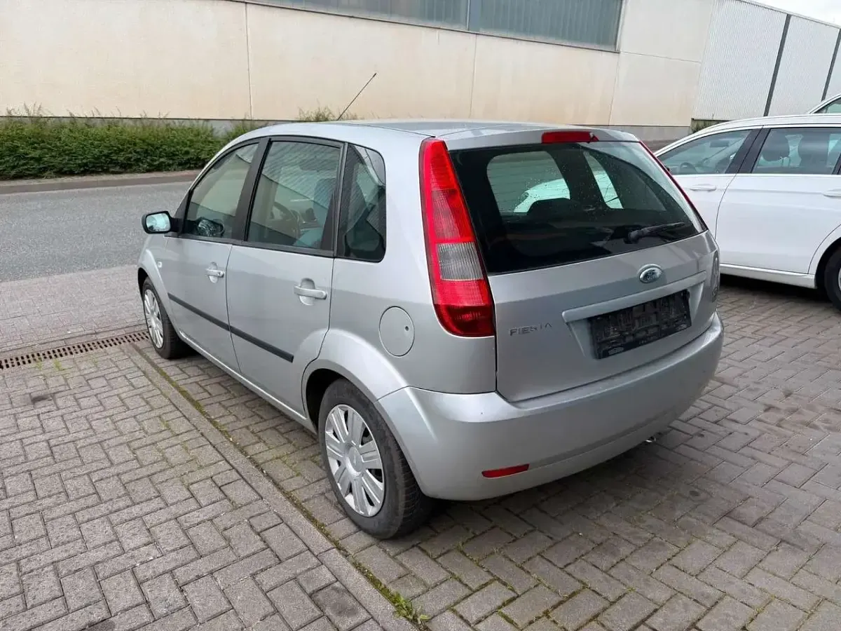 Gebraucht Ford Fiesta Ambiente 80 PS (58 kW) 2006 Silber Kleinwagen