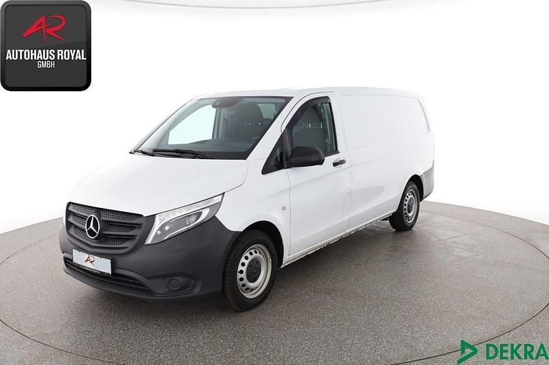 Weiß Gebraucht 2021 Mercedes Vito Van / Kleinbus | 21.880 € (Superpreis) - Bild 1/4