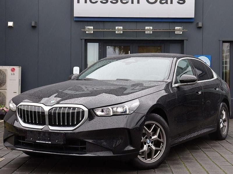 Black sapphire metallic (475) Gebraucht 2024 BMW 520 Sport Line Limousine | 44.450 € (Guter Preis) - Bild 1/4