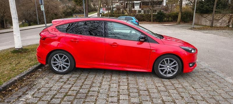 Gebraucht Ford Focus ST-Line 182 PS (133 kW) 2018 Rot Limousine
