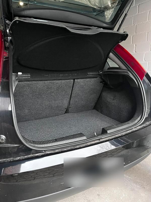 Second-hand Ford Focus 100 CP (73 kW) 2000 Negru Berlinǎ