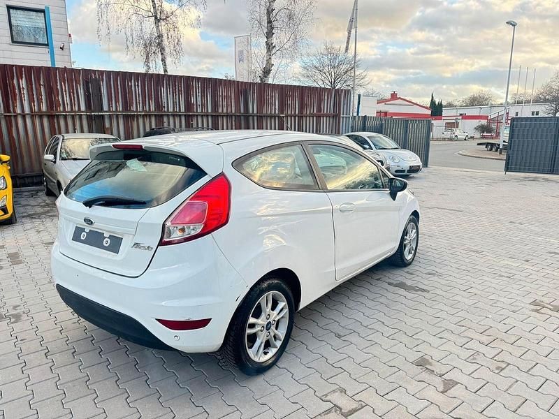 Gebraucht Ford Fiesta SYNC Edition 75 PS (55 kW) 2015 Weiß Kleinwagen