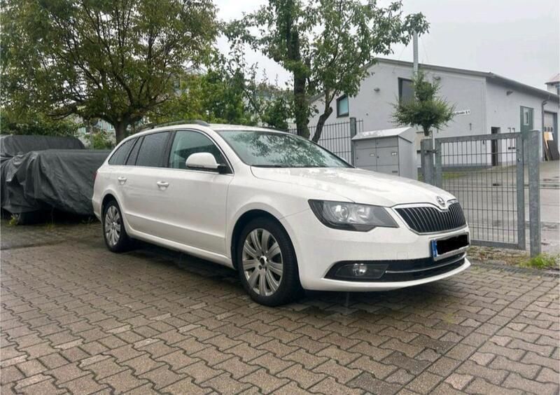 Weiß Gebraucht 2014 Skoda Superb Kombi | 6.900 € (Guter Preis) - Bild 1/4