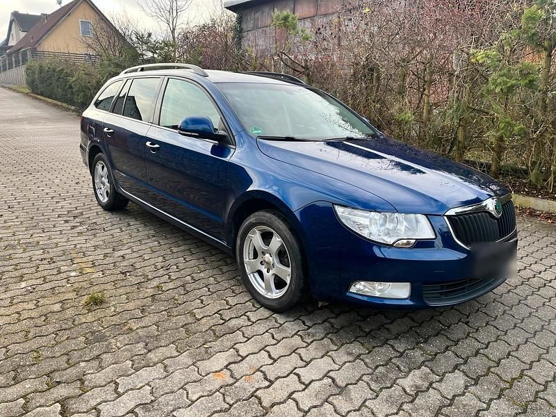 Gebraucht Skoda Superb 105 PS (77 kW) 2011 Blau Kombi