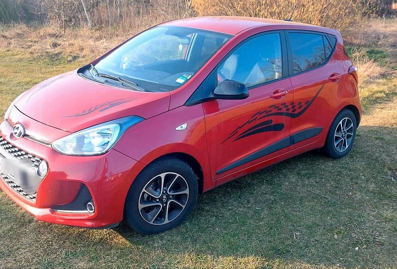 Rot Gebraucht 2018 Hyundai i10 Kleinwagen | 8.444 € (Fairer Preis) - Bild 1/4