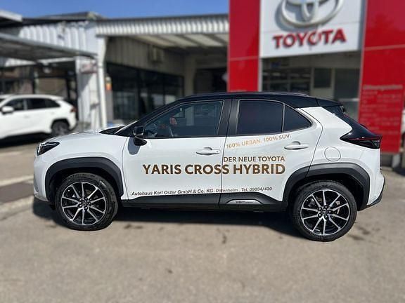 Gebraucht Toyota Yaris Hybrid Plus 130 PS (95 kW) 2024 Dynamicgrey metallic / dach schwarz