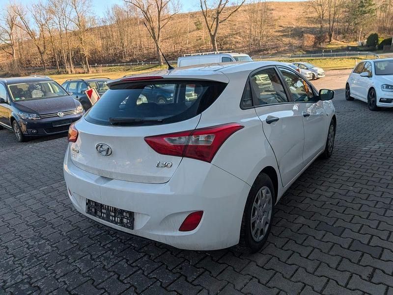 Gebraucht Hyundai i30 Classic 99 PS (72 kW) 2013 Weiß Limousine