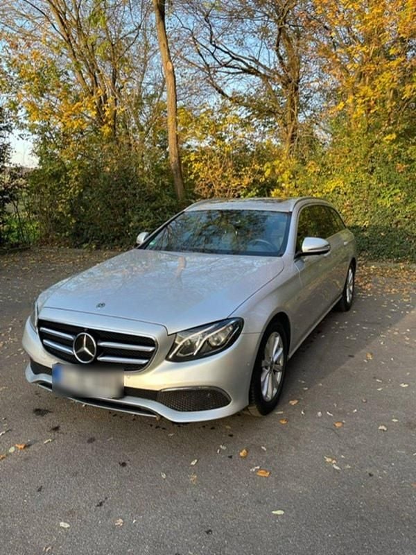 Silber Gebraucht 2020 Mercedes E220 Avantgarde Kombi | 22.350 € (Superpreis) - Bild 1/4