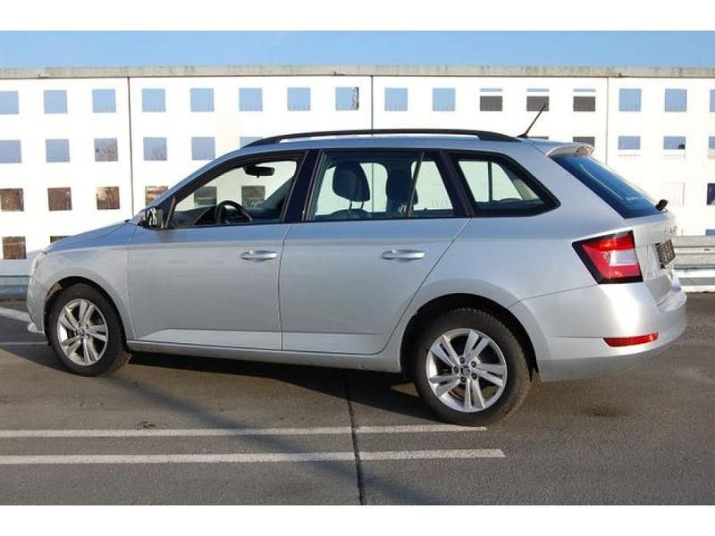 Brilliantsilber metallic (metallic) Gebraucht 2022 Skoda Fabia Ambition Kombi | 13.999 € (Guter Preis) - Bild 1/4