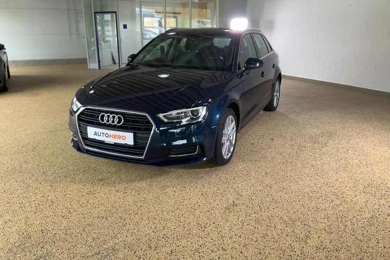 Blau Gebraucht 2018 Audi A3 Design Limousine | 17.700 € (Fairer Preis) - Bild 1/3