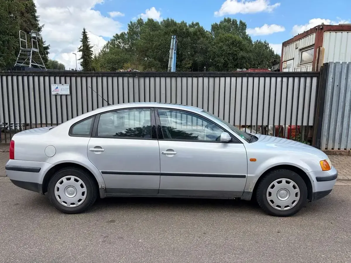 Gebraucht VW Passat 125 PS (91 kW) 1997 Silber Limousine