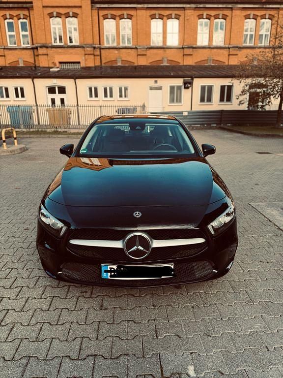 Schwarz Gebraucht 2018 Mercedes A200 Limousine | 16.999 € (Superpreis) - Bild 1/4