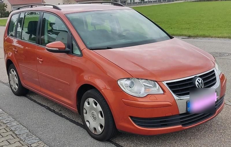 Orange Gebraucht 2010 VW Touran Van / Kleinbus | 2.990 € (Superpreis) - Bild 1/4