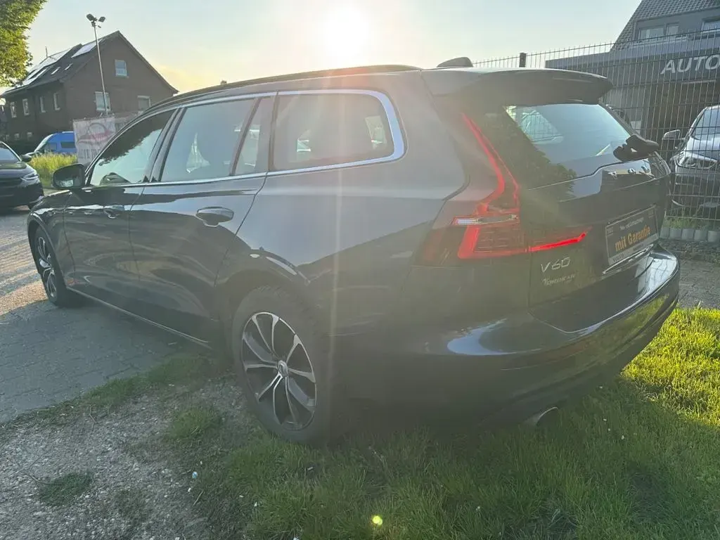 Gebraucht Volvo V60 Momentum 163 PS (119 kW) 2022 Blau Kombi