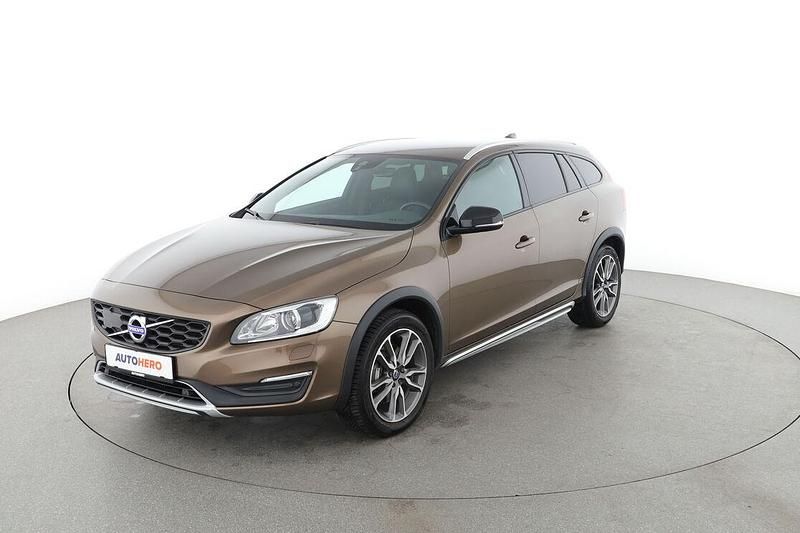 Braun Gebraucht 2017 Volvo V60 CC Pro Kombi | 19.950 € (Guter Preis) - Bild 1/3