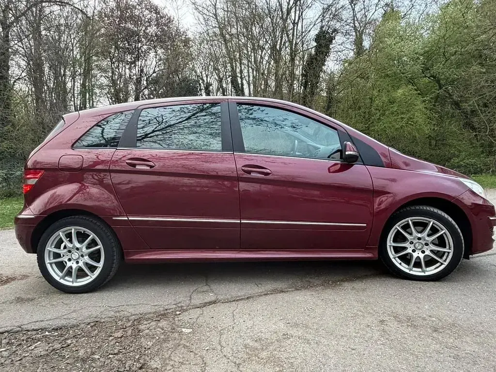 Gebraucht Mercedes B200 136 PS (100 kW) 2010 Rot Van / Kleinbus