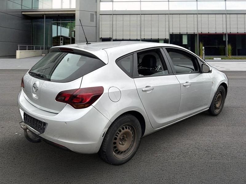 Gebraucht Opel Astra Edition 140 PS (102 kW) 2010 Silber Limousine