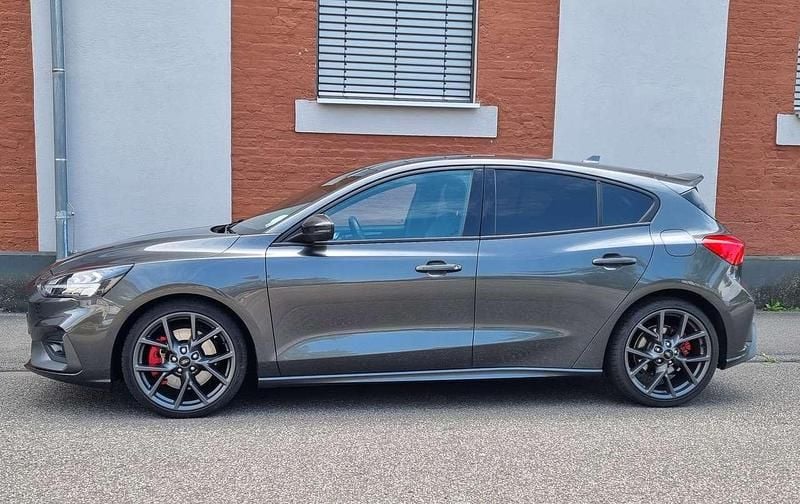 Grau Gebraucht 2019 Ford Focus ST Limousine | 23.399 € (Fairer Preis) - Bild 1/4