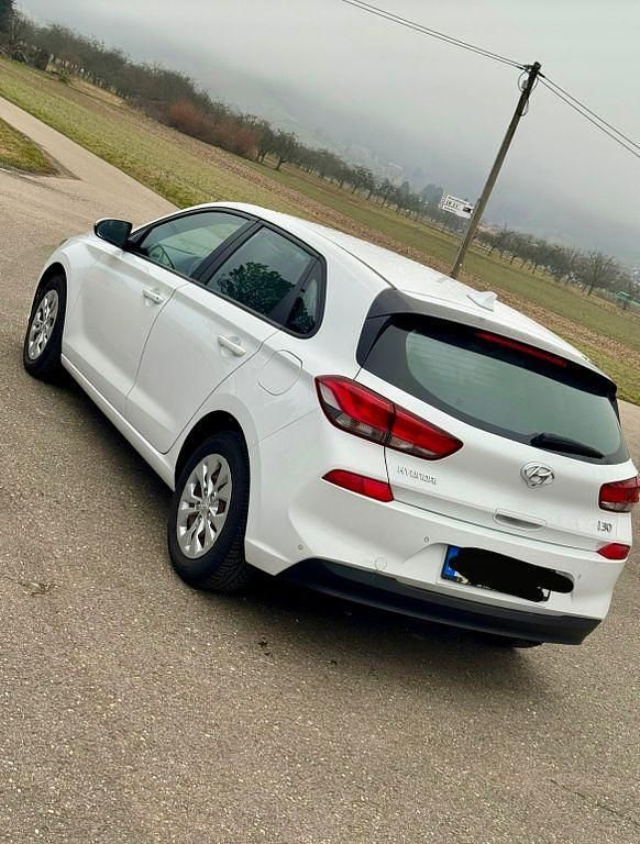 Gebraucht Hyundai i30 Trend 99 PS (72 kW) 2019 Weiß Limousine