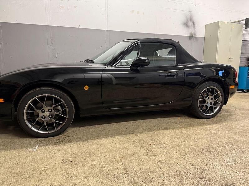 Second-hand Mazda MX5 145 CP (106 kW) 2004 Negru Cabrio