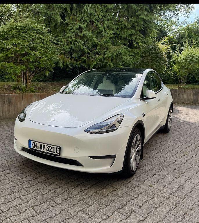 Weiß Gebraucht 2024 Tesla Model Y Long Range SUV | 43.900 € - Bild 1/4