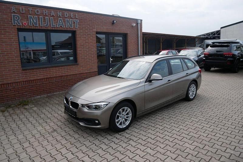 Silber Gebraucht 2018 BMW 318 Advantage Kombi | 11.300 € (Guter Preis) - Bild 1/4