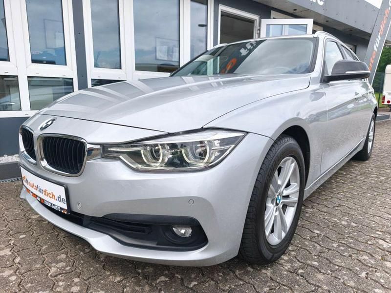 Glaciersilber (metallic) Gebraucht 2019 BMW 318 Advantage Kombi | 22.480 € (Etwas zu teuer) - Bild 1/4
