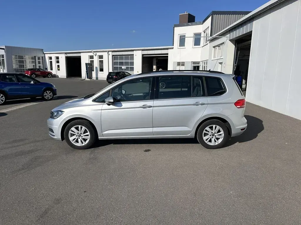 Gebraucht VW Touran Comfortline 150 PS (110 kW) 2023 Reflexsilber Van / Kleinbus