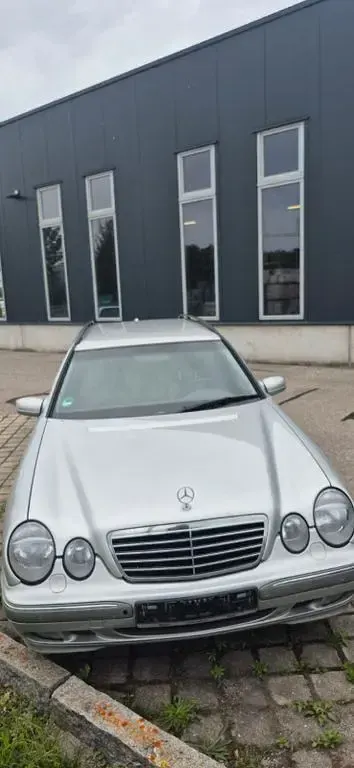 Gebraucht Mercedes E320 Avantgarde 224 PS (164 kW) 2000 Silber Limousine