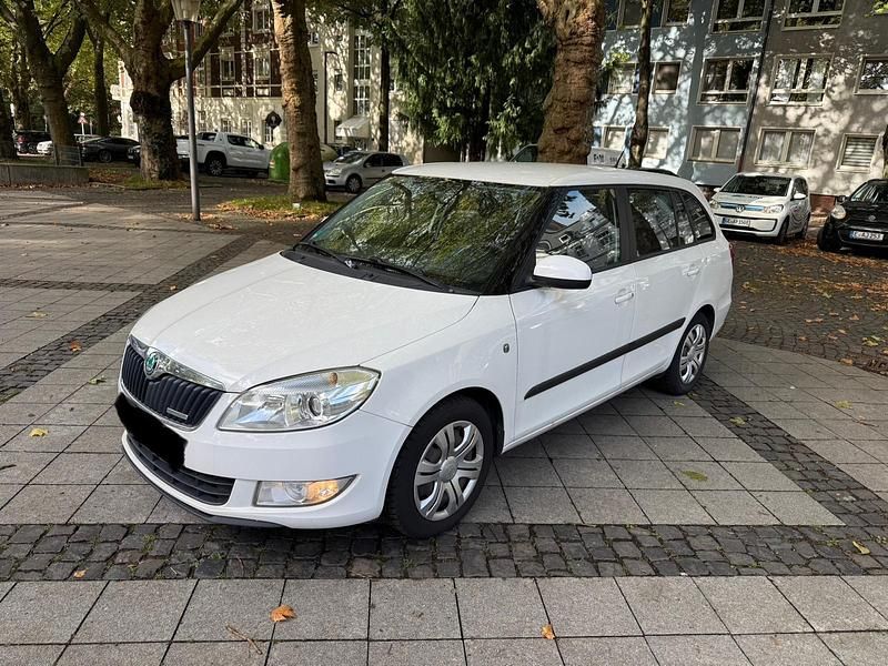 Weiß Gebraucht 2011 Skoda Fabia GreenLine Limousine | 2.700 € (Fairer Preis) - Bild 1/4