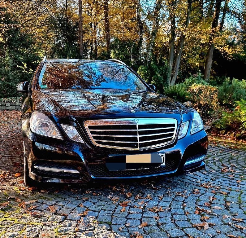 Schwarz Gebraucht 2010 Mercedes E350 Avantgarde Kombi | 9.500 € (Guter Preis) - Bild 1/4