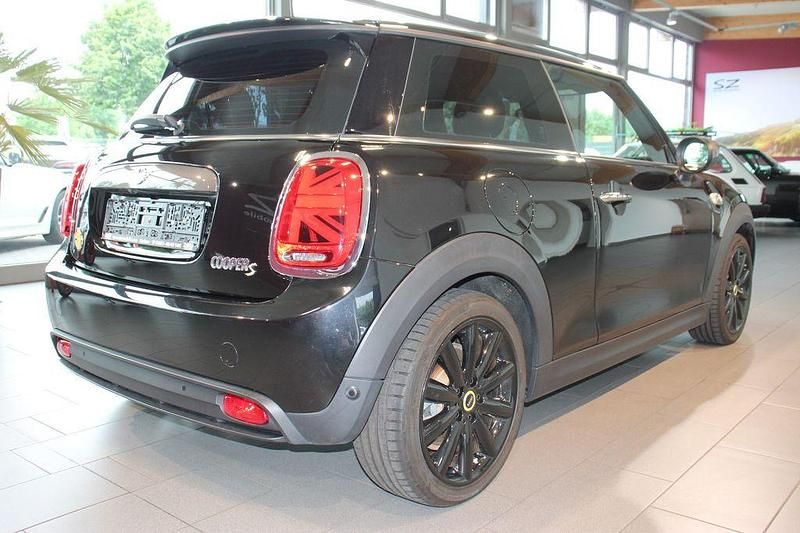 Gebraucht Mini Cooper SE 135 kW (184 PS) 2020 Midnight black metallic Kleinwagen