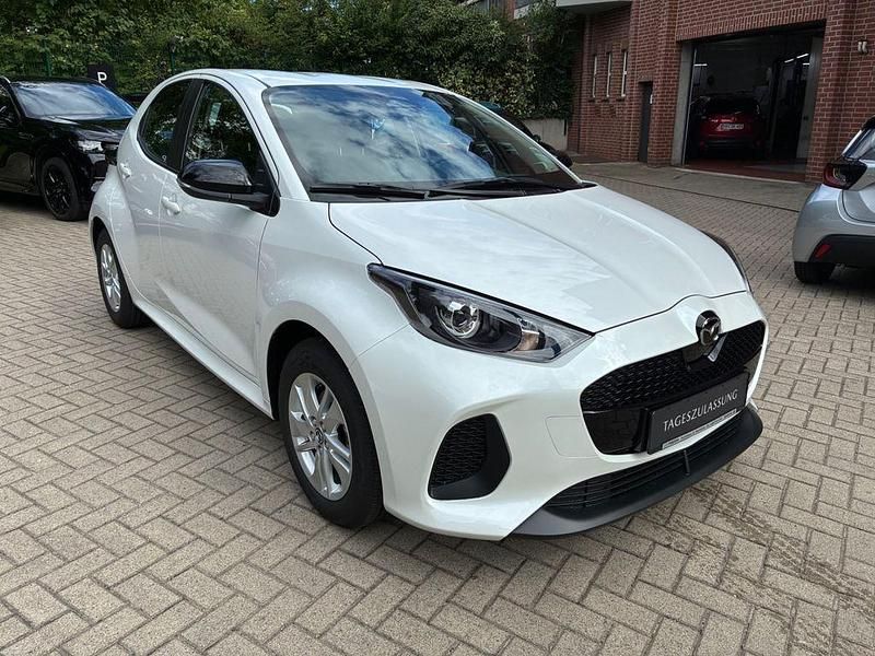 Neu Mazda 2 Center-Line 92 PS (67 kW) 2025 Weiß Limousine