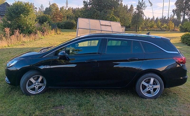 Schwarz Gebraucht 2018 Opel Astra Kombi | 9.990 € (Fairer Preis) - Bild 1/4