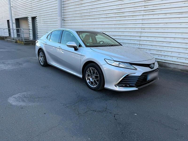 Gebraucht Toyota Camry 218 PS (160 kW) 2023 Silber Limousine