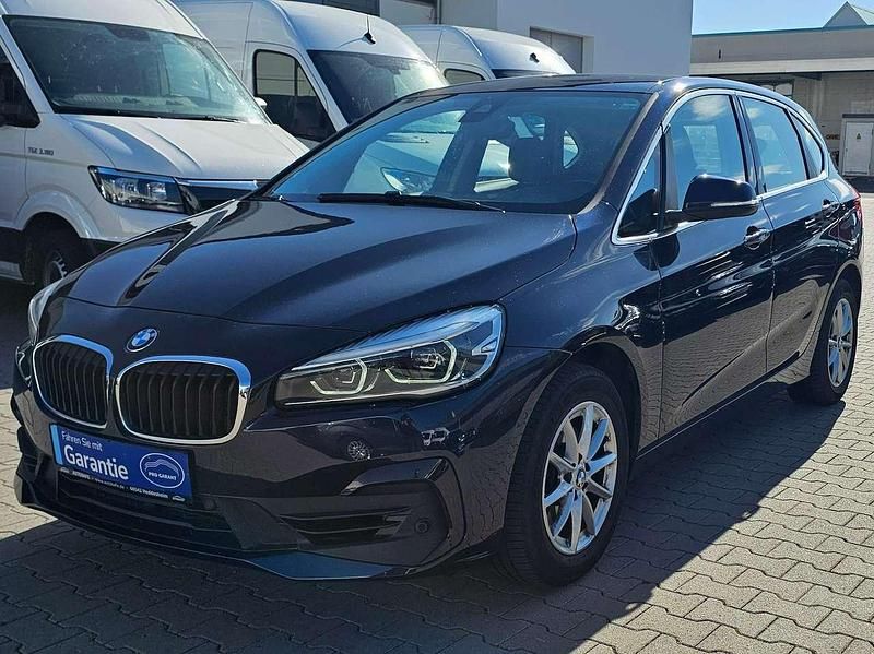 Imperialblau brillanteffekt Gebraucht 2020 BMW 218 Advantage Van / Kleinbus | 16.890 € (Fairer Preis) - Bild 1/4