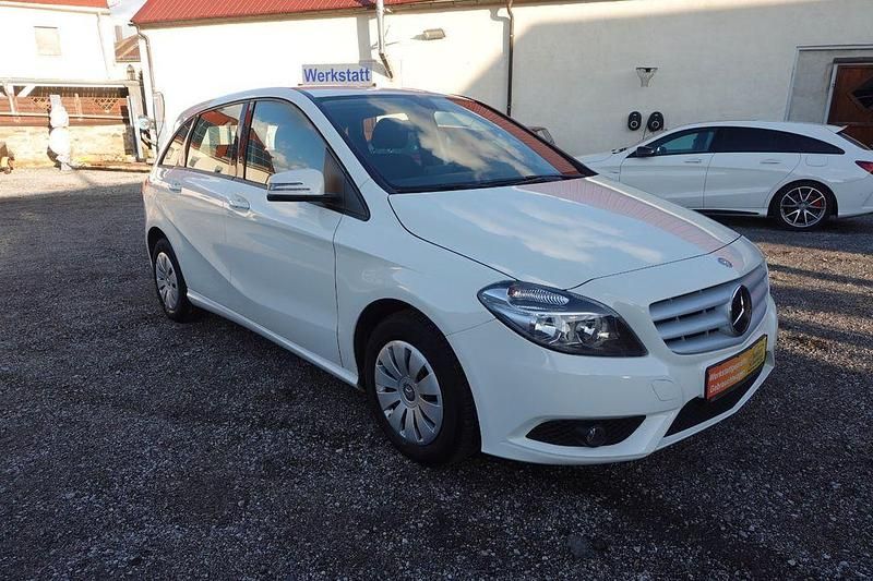 Gebraucht Mercedes B180 122 PS (89 kW) 2014 Calcitweiss/zirrusweiss Van / Kleinbus