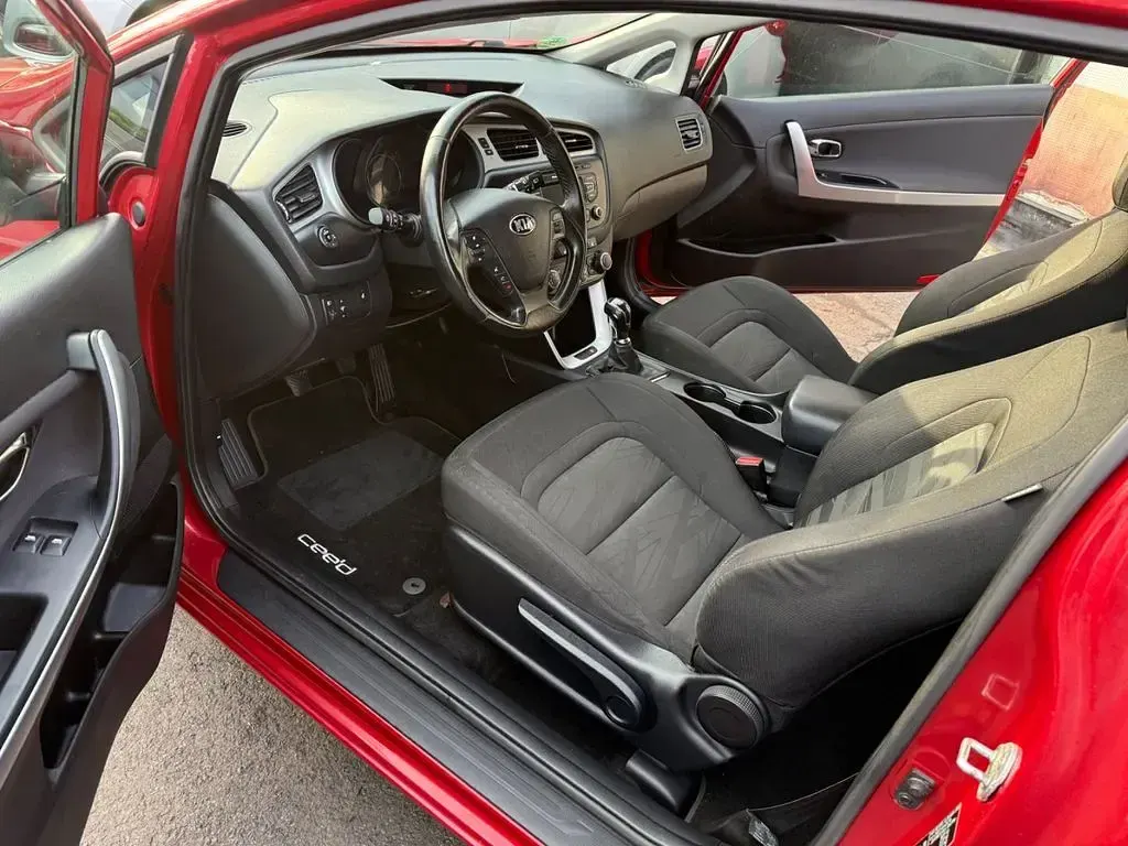 Gebraucht Kia Ceed Platinum Edition 135 PS (99 kW) 2013 Rot Kleinwagen