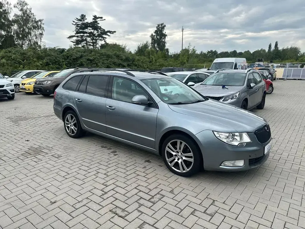 Gebraucht Skoda Superb 140 PS (102 kW) 2010 Platin grau metallic Kombi