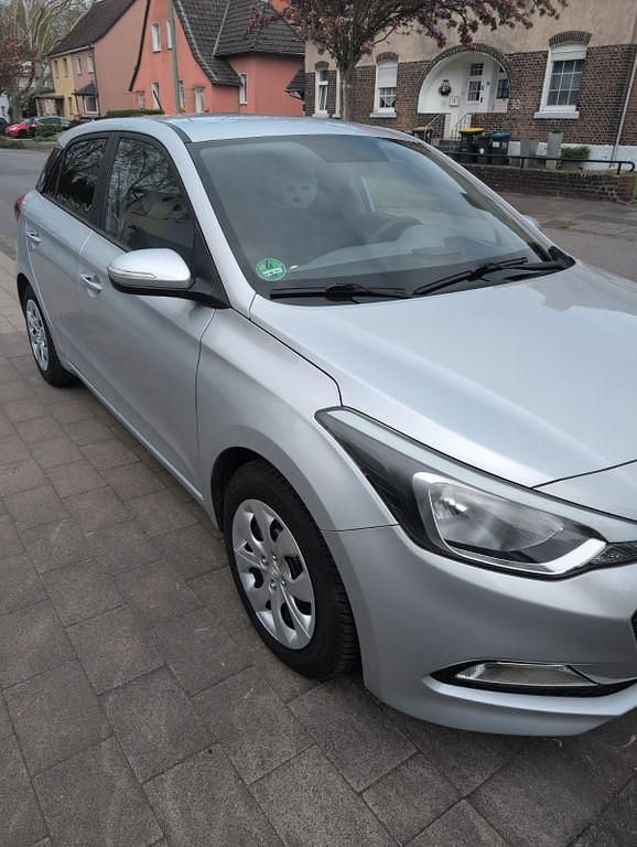 Gebraucht Hyundai i20 75 PS (55 kW) 2017 Silber Limousine