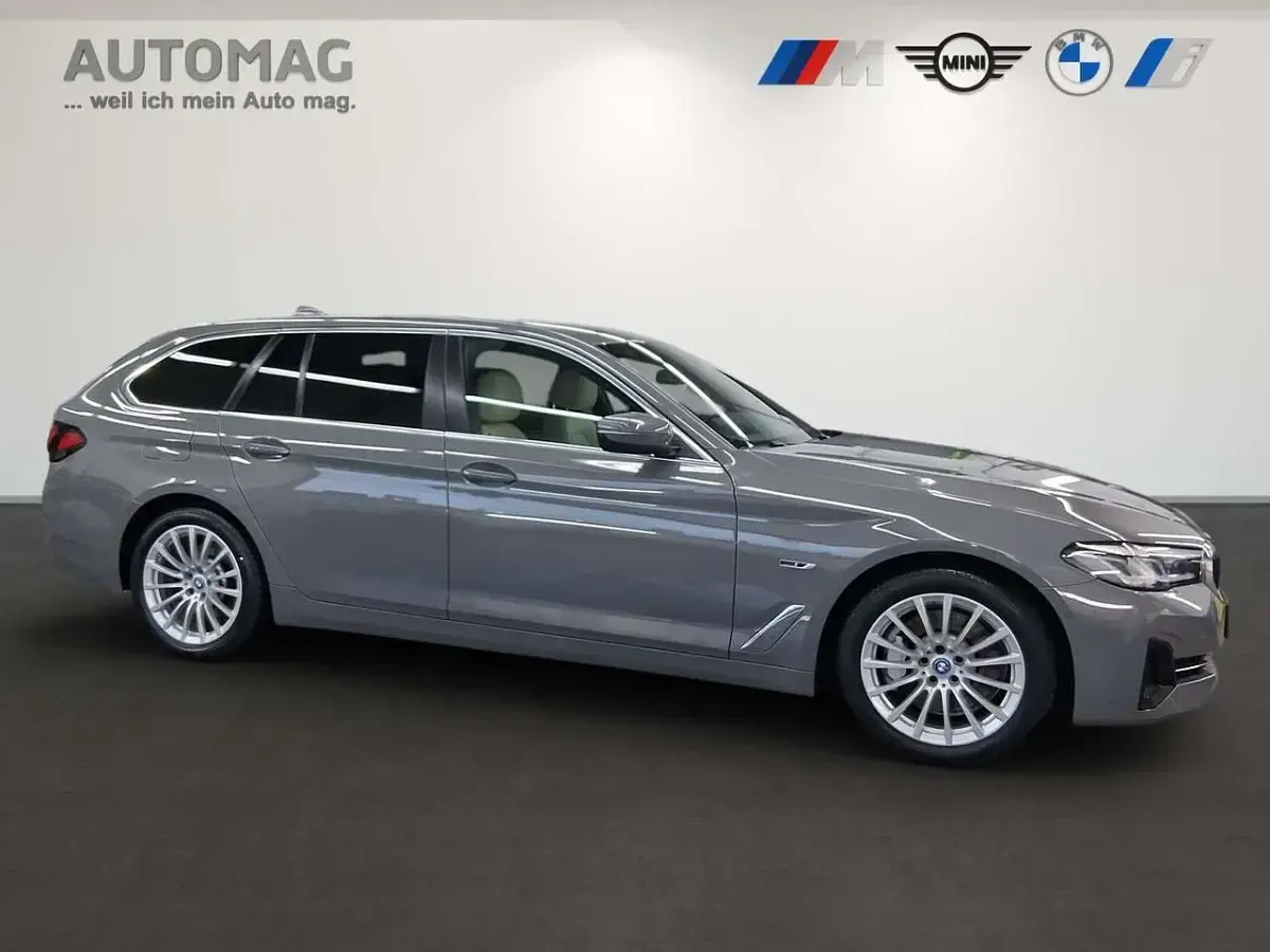 Gebraucht BMW 530e Sport Line 292 PS (214 kW) 2022 Berninagrau bernsteineffekt Kombi