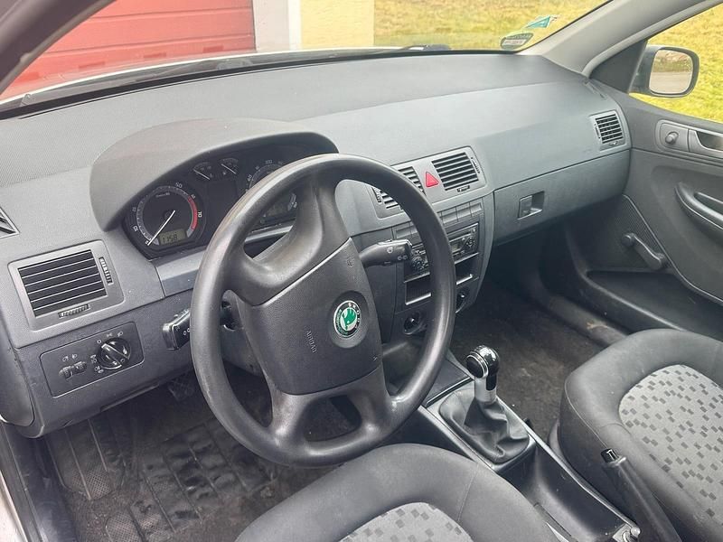 Grau Gebraucht 2005 Skoda Fabia Kleinwagen | 500 € (Guter Preis) - Bild 1/4
