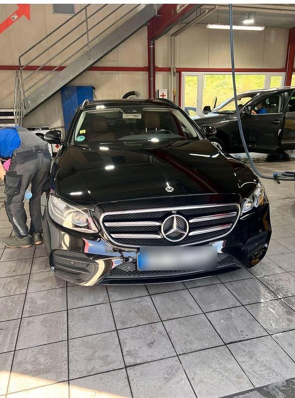 Schwarz Gebraucht 2020 Mercedes E220 AMG line Kombi | 32.500 € (Etwas zu teuer) - Bild 1/4