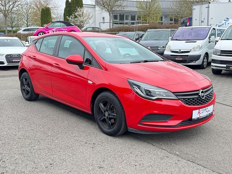 Używany Opel Astra Selection 101 KM (74 kW) 2017 Czerwony Sedan/Limuzyna