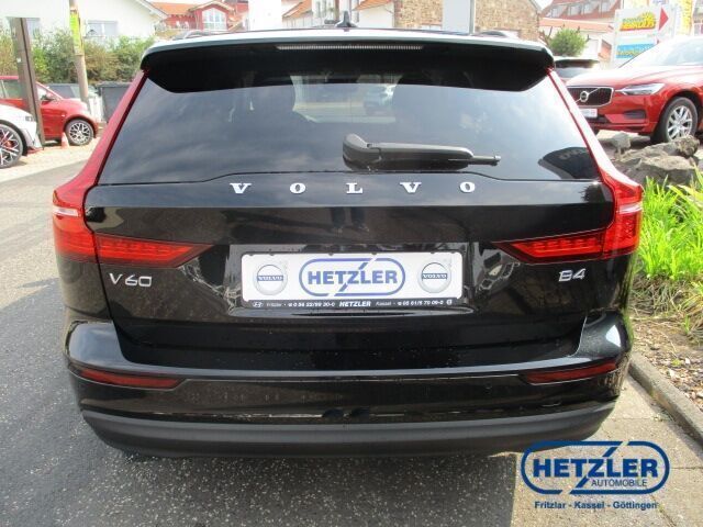 Gebraucht Volvo V60 Core 197 PS (144 kW) 2023 Onyx black / metallic Kombi