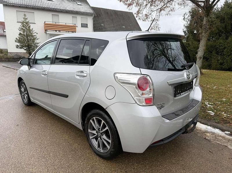 Gebraucht Toyota Verso Life 124 PS (91 kW) 2013 Silver metallic Van / Kleinbus