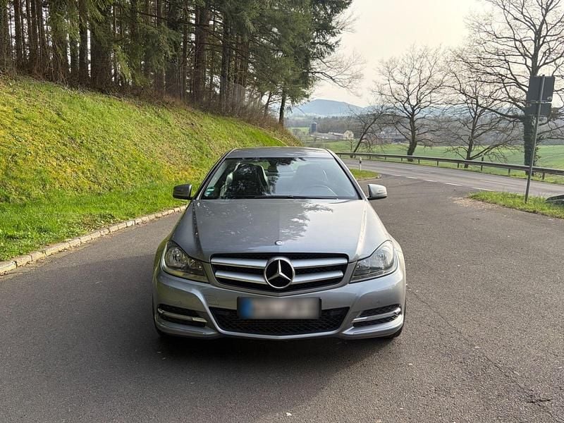 Gebraucht Mercedes 220 170 PS (125 kW) 2011 Schwarz Coupé