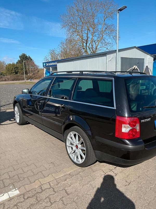 Gebraucht VW Passat 131 PS (96 kW) 2002 Schwarz Kombi